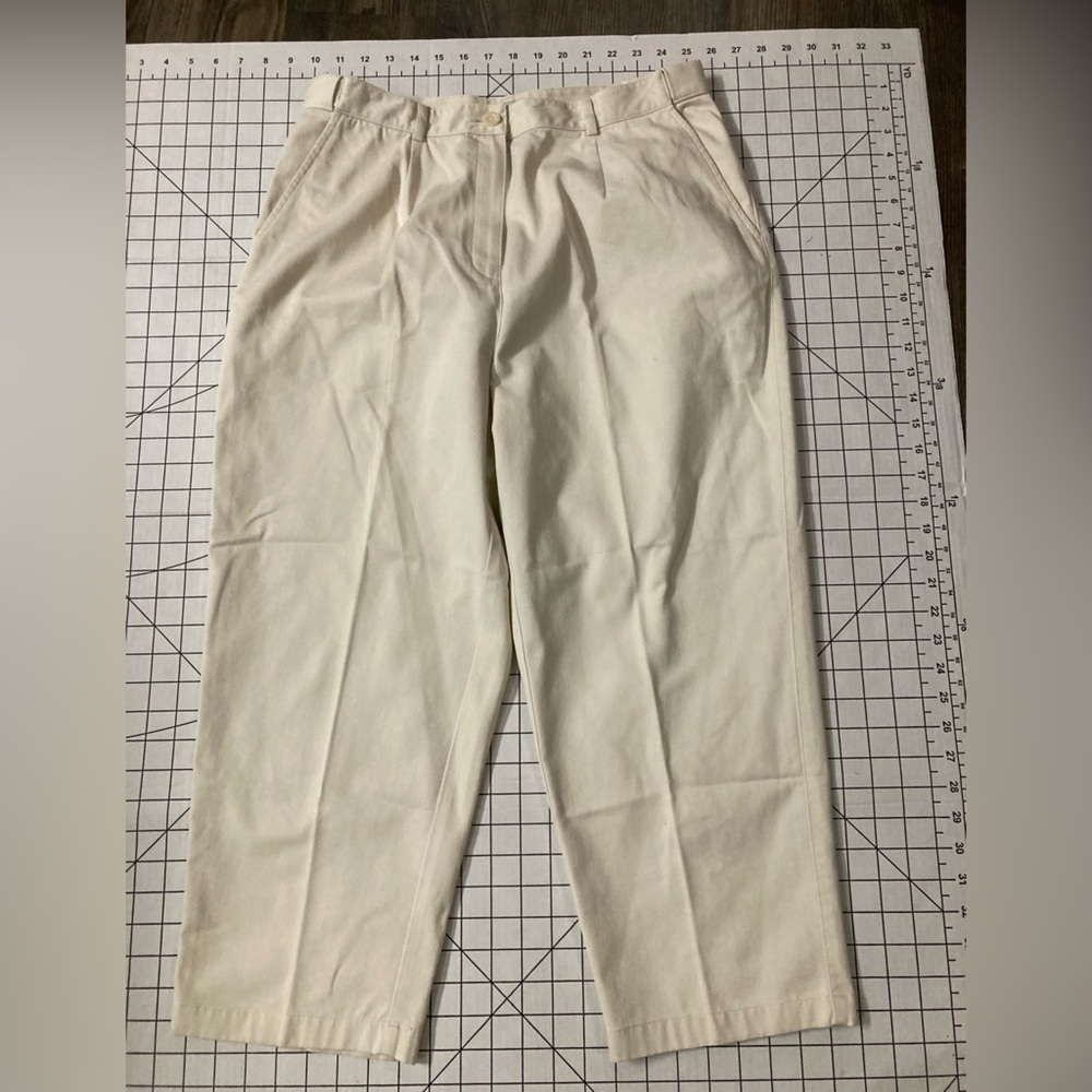 L.L. Bean Women’s Cream Original Fit Size 14 Regular‎ Capri Pants